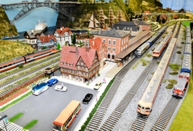 欧州調の街並みのそばを走る鉄道車両＝宍粟市山崎町山崎