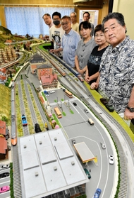 しそう夢鉄道ジオラマ交流館を開いた小寺一成さん（手前）ら＝宍粟市山崎町山崎