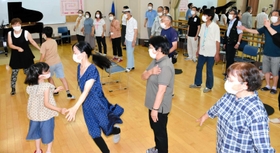 本番に向け、ミュージカルの練習を重ねる合唱団員たち＝山崎文化会館