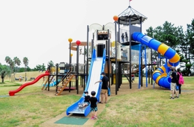 更新された複合遊具＝赤穂海浜公園
