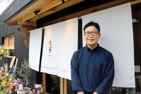 元百貨店バイヤーで「みかづきｅ」代表を務める三木伸雄さん＝佐用町平福