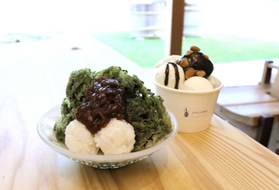 おはぎが入った抹茶味のかき氷（手前）と、ポン菓子付きのジェラート＝佐用町平福
