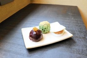 外国人や若者も食べやすいよう、一口サイズで販売するおはぎと餅＝佐用町平福