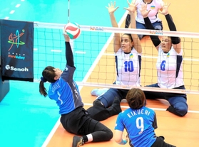 東京で開かれた国際大会でアタックを打つ西家道代（日本パラバレーボール協会提供）