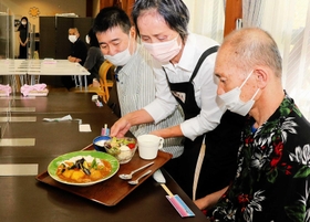 自分たちで育てた夏野菜のカレーを試食する障害者ら＝佐用町上石井