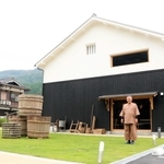 酒造場を改修した複合施設。新たな観光拠点として期待される＝佐用町平福