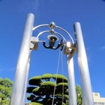 相生市の谷口芳紀市長（左端）や非核平和展で入賞した子どもたちが長崎の鐘を鳴らした＝相生市役所
