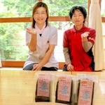 焼き菓子「おからショコラ」を作った那須睦さん（右）、加藤めぐみさん＝佐用町乃井野