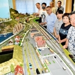 しそう夢鉄道ジオラマ交流館を開いた小寺一成さん（手前）ら＝宍粟市山崎町山崎