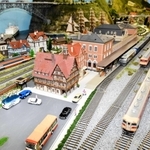 欧州調の街並みのそばを走る鉄道車両＝宍粟市山崎町山崎