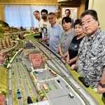 しそう夢鉄道ジオラマ交流館を開いた小寺一成さん（手前）ら＝宍粟市山崎町山崎