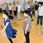 本番に向け、ミュージカルの練習を重ねる合唱団員たち＝山崎文化会館