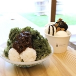 おはぎが入った抹茶味のかき氷（手前）と、ポン菓子付きのジェラート＝佐用町平福