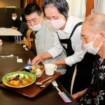 自分たちで育てた夏野菜のカレーを試食する障害者ら＝佐用町上石井