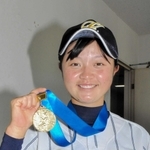 優勝メダルを手にする小林芽生さん＝赤穂市役所