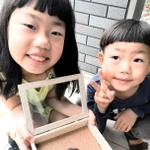 標本にしたシタベニハゴロモを持つ鈴木万結さんと奏太朗君（鈴木崇仁さん提供）