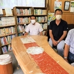 ふれあい喫茶「ほっと」に設けられた私設図書室「オッタニ文庫」＝神河町大畑