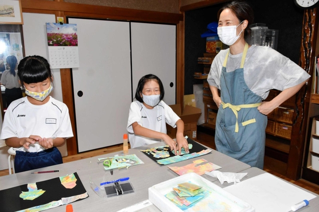 少人数制の「アトリエ田疇　造形教室」で指導する小西貴美子さん（右）＝宍粟市