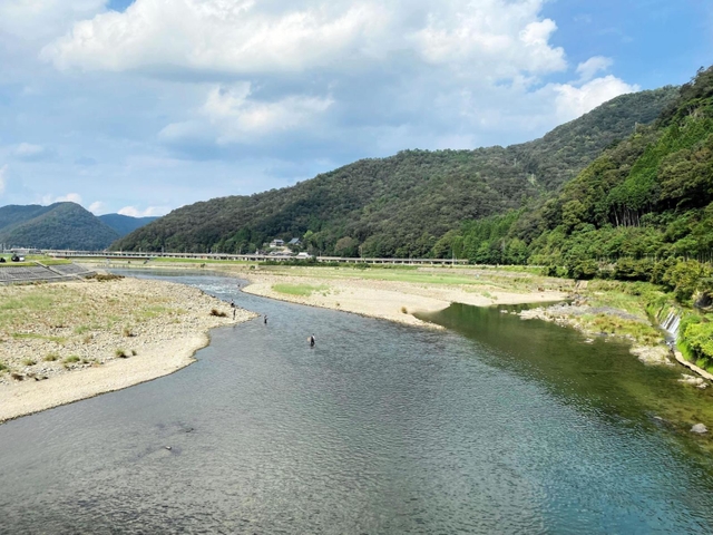 光海そばを流れる千種川。豊かな自然に囲まれた町で事業を継続する＝佐用町