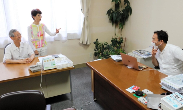 ２年間、机を並べた岡田正春社長（右）と高見国男会長と妻淑子さん＝佐用町大酒