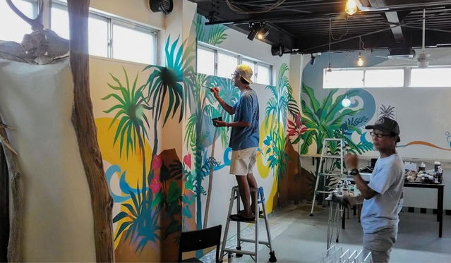 ジャングルをイメージした絵を描くカッズミイダさん＝赤穂市加里屋