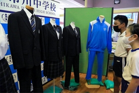 展示されている市川中の新制服＝市川町教育委員会