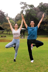 ヨガイベントを企画したプロダンサーの大村素子さん（左）、隼さん夫婦＝佐用町長尾、スピカホール