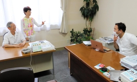 ２年間、机を並べた岡田正春社長（右）と高見国男会長と妻淑子さん＝佐用町大酒
