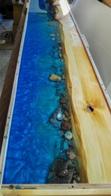 坂越湾をイメージしたヒノキのカウンター＝赤穂市加里屋