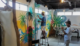 ジャングルをイメージした絵を描くカッズミイダさん＝赤穂市加里屋