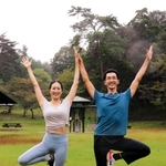 ヨガイベントを企画したプロダンサーの大村素子さん（左）、隼さん夫婦＝佐用町長尾、スピカホール