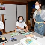 少人数制の「アトリエ田疇　造形教室」で指導する小西貴美子さん（右）＝宍粟市