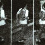 走り去る不審者の映像（県警提供）