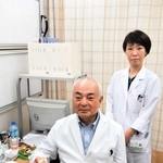 顎変形症手術を担当する古谷昌裕さん（左）と田村佳代さん＝赤穂市民病院