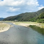 光海そばを流れる千種川。豊かな自然に囲まれた町で事業を継続する＝佐用町