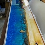 坂越湾をイメージしたヒノキのカウンター＝赤穂市加里屋