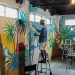ジャングルをイメージした絵を描くカッズミイダさん＝赤穂市加里屋