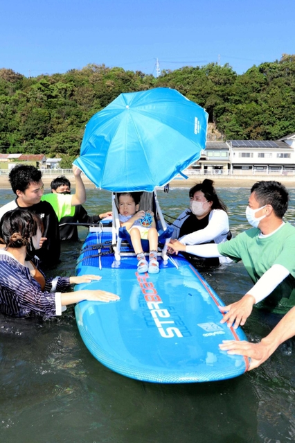 特製のボードで遠浅の海に出る参加者ら＝たつの市御津町黒崎