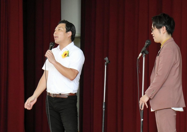 母校で漫才を披露する「インディアンス」の田渕章裕さん（左）＝龍野高校