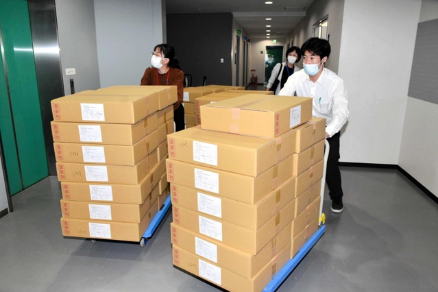 投票所入場券を発送する準備に追われる姫路市職員＝姫路市役所北別館