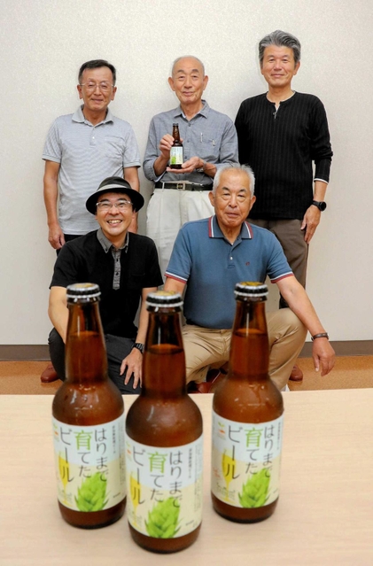 ホップの栽培に携わった江川地域づくり協議会のメンバー＝佐用町豊福