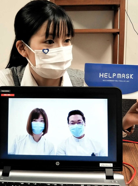 リモート取材に応じる桜井勇介さん（右下）と毛利ひかるさん（左下）＝赤穂中央病院