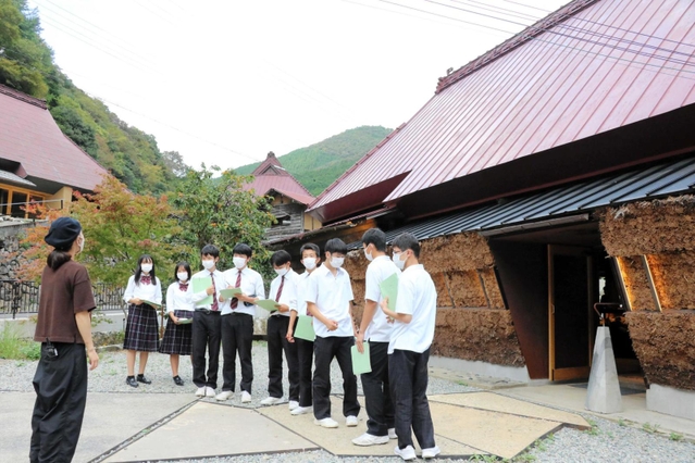 古民家を改装した宿泊施設「グラミンカ」を見学する佐用高校生＝佐用町若州