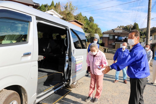 高齢者を乗せて出発する「江川ふれあい号」＝佐用町豊福