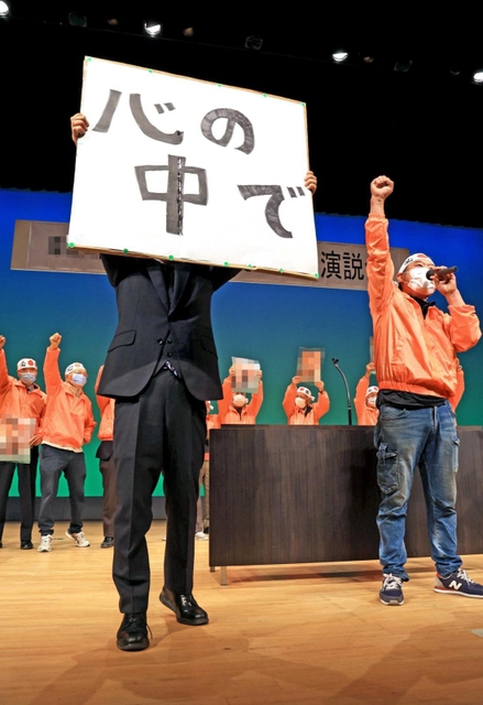 無言で「がんばろう」。支持拡大へ大いに盛り上げたいのだけれど＝兵庫県市川町内（画像の一部を加工しています）