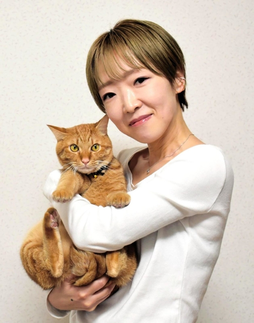 西方由美さんとチャビ（提供）
