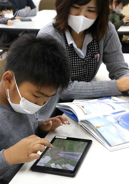 「マインクラフト」でＳＤＧｓを学ぶ参加者＝相生市那波南本町