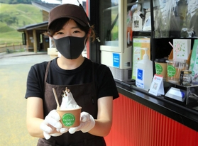 移動車で販売される乾燥コオロギをトッピングしたジェラート＝神河町川上