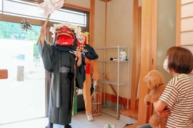 コロナ禍の収束を願いながら、獅子が各戸を巡回した＝神河町根宇野