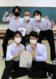 ユーチューブ甲子園２０２１夏で銀賞に輝いた福崎高校の「フーキーズ」のメンバー＝福崎町福田